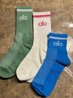 New Women’s Alo Socks
New with tags in its packaging 
3 pairs 
Fits sizes 6-11